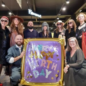 Photo prise à Auray à l'occasion des 20 ans de vos boutiques Emmaüs Sacré Dressing !. Sur la photo est présente l'ensemble de l'équipe d'Auray ainsi que les participantes de notre jeu "Shopping Master".